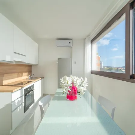 Sea View Escape Waterfront Апартаменти